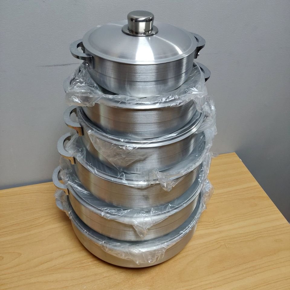 Aluminum pots wide with lids